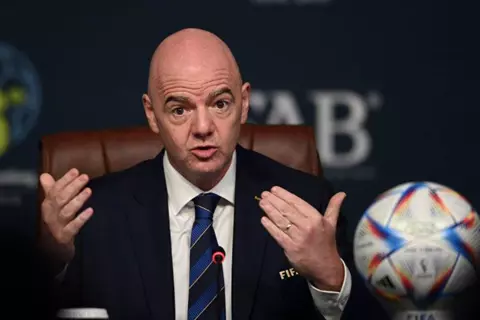 إنفانتينو: كرة القدم في خطر حال إقامة المباريات المحلية خارج البلاد